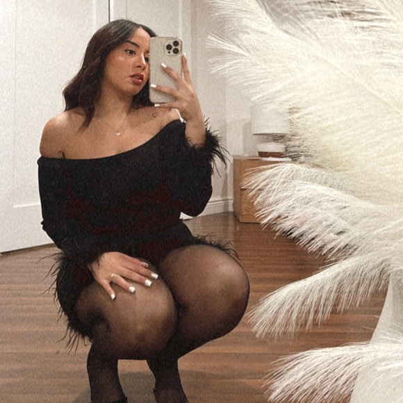 Black mini dress with feathers - Picture 3 of 4